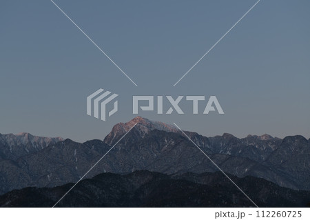 浅井が照らす厳冬の南アルプス甲斐駒ケ岳 112260725