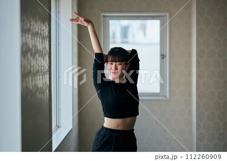 ダンスの練習をする若い女性 ダンスの練習をする若い女性 112260909