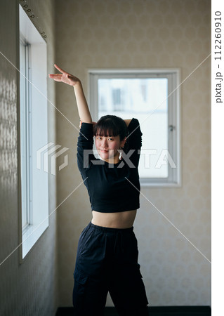 ダンスの練習をする若い女性 ダンスの練習をする若い女性 112260910