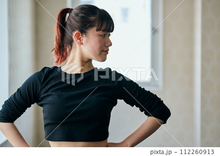 ダンスの練習をする若い女性 112260913
