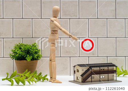 丸印を持つマネキンと二階建ての集合住宅 112261040