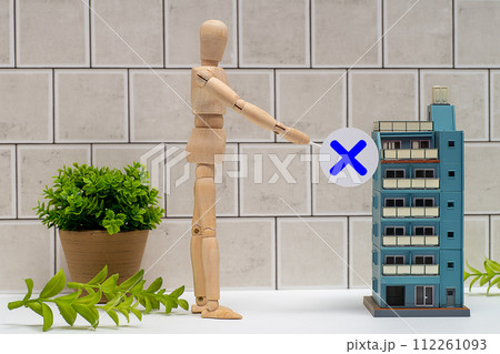 バツ印を持ったマネキンと古いマンション タグ バツ印を持ったマネキンと古いマンション タグ 112261093