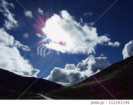 チベットの雲と青空　ポミ・パーイー間 112261146