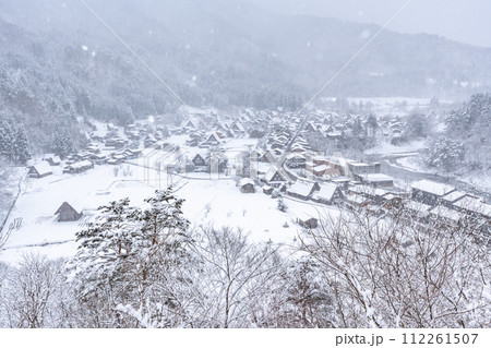 雪降る冬の白川郷 雪降る冬の白川郷 112261507