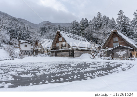 雪降る冬の白川郷　 112261524
