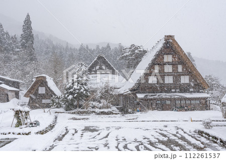 雪降る冬の白川郷　 112261537