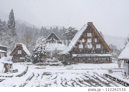 雪降る冬の白川郷　 112261538