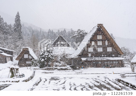 雪降る冬の白川郷 雪降る冬の白川郷 112261539