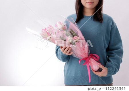 花束を持つ10代の女性 花束を持つ10代の女性 112261543