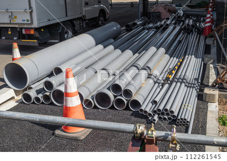工事現場の資材置場　管路材 112261545