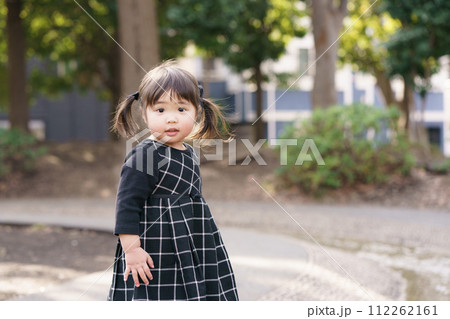 公園で遊ぶかわいい女の子 公園で遊ぶかわいい女の子 112262161