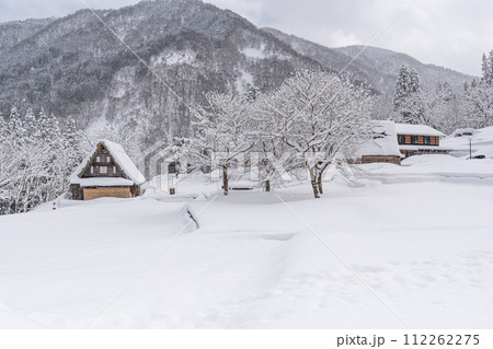 雪降る五箇山 相倉　合掌造り集落 112262275