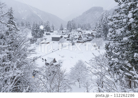 雪降る五箇山 相倉 合掌造り集落 雪降る五箇山 相倉 合掌造り集落 112262286