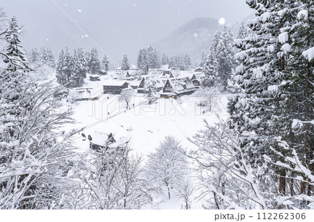 雪降る五箇山 相倉 合掌造り集落 雪降る五箇山 相倉 合掌造り集落 112262306