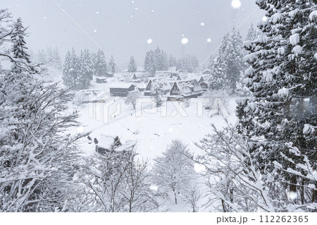 雪降る五箇山 相倉 合掌造り集落 絶景 世界遺産 富山 雪降る五箇山 相倉 合掌造り集落 絶景 世界遺産 富山 112262365
