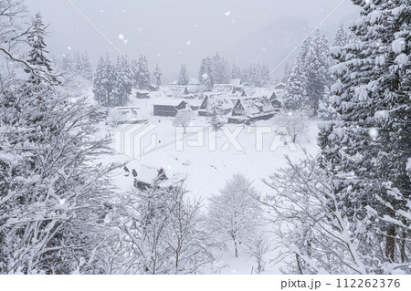 雪降る五箇山　相倉　合掌造り集落　絶景　世界遺産　富山 112262376