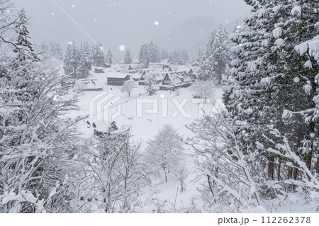雪降る五箇山　相倉　合掌造り集落　絶景　世界遺産　富山 112262378