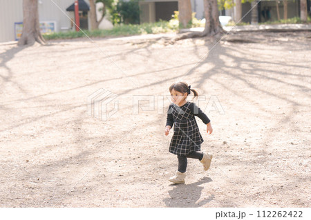公園を走る小さな女の子 公園を走る小さな女の子 112262422
