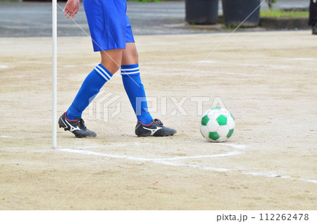 少年サッカーの試合(コーナーキックの狙いを定める選手) 少年サッカーの試合(コーナーキックの狙いを定める選手) 112262478