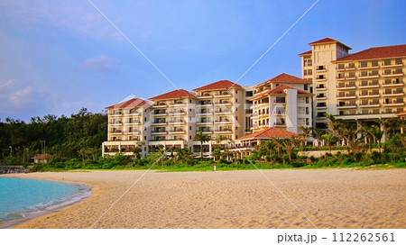 夕日をあたる南国リゾートホテル 112262561