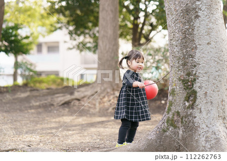 ボールで遊ぶ小さな女の子 112262763