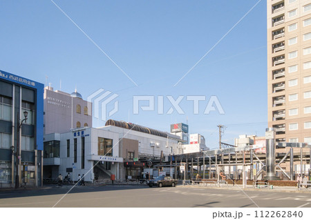 福生駅 西口前のロータリーと街並み 東京都福生市 福生駅 西口前のロータリーと街並み 東京都福生市 112262840