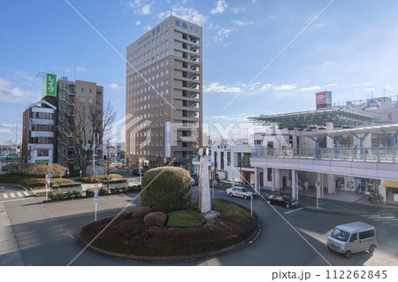 福生駅　東口前のロータリーと街並み　東京都福生市 112262845