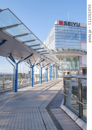 福生駅 東口前の歩行者デッキと街並み 東京都福生市 福生駅 東口前の歩行者デッキと街並み 東京都福生市 112262850