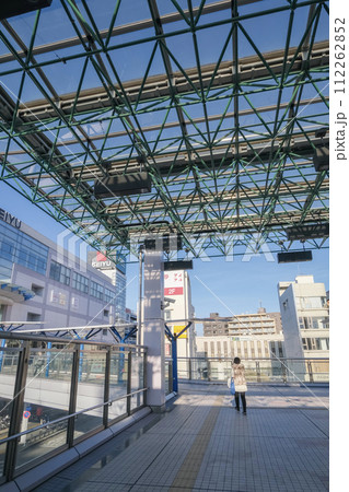 福生駅 東口前の歩行者デッキと街並み 東京都福生市 福生駅 東口前の歩行者デッキと街並み 東京都福生市 112262852