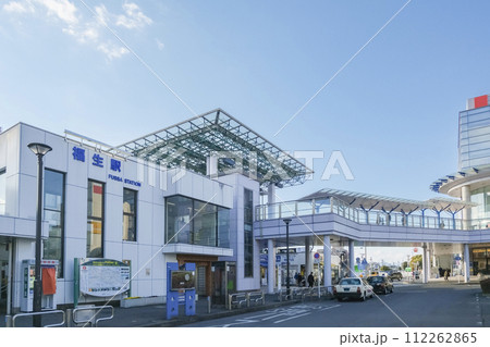 福生駅　東口前のロータリーと街並み　東京都福生市 112262865