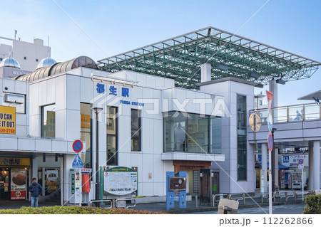 福生駅　東口前のロータリーと街並み　東京都福生市 112262866