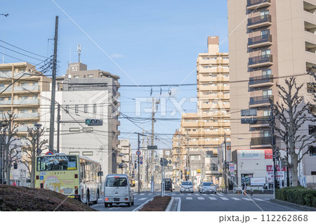 福生駅 東口前のバス通りと街並み 東京都福生市 福生駅 東口前のバス通りと街並み 東京都福生市 112262868