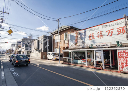 米軍横田基地前から福生駅へ続く通りの商店街　東京都福生市 112262870