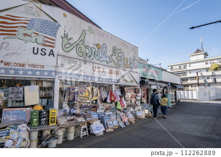 福生ベースサイドストリート　アメリカンな雰囲気の町並み　東京都福生市 112262889