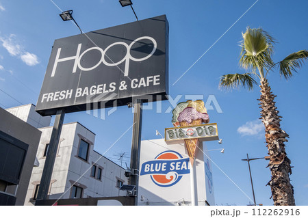 福生ベースサイドストリート　アメリカンな雰囲気の町並み　東京都福生市 112262916