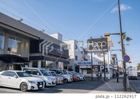 福生ベースサイドストリート　アメリカンな雰囲気の町並み　東京都福生市 112262917