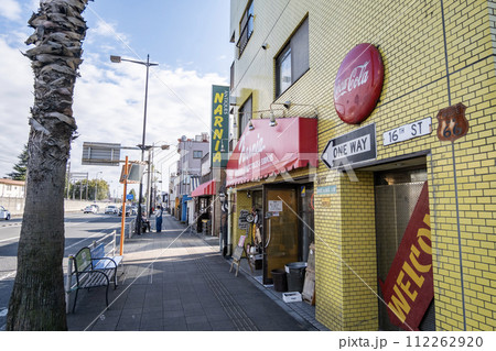 福生ベースサイドストリート　アメリカンな雰囲気の町並み　東京都福生市 112262920