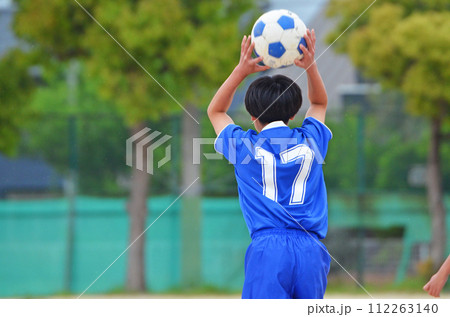 少年サッカーの試合（スローインする選手） 112263140