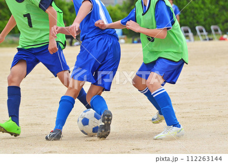 少年サッカーの試合(ボールの競り合いする選手) 少年サッカーの試合(ボールの競り合いする選手) 112263144
