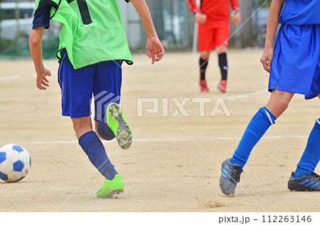 少年サッカーの試合(ボールの競り合いする選手) 少年サッカーの試合(ボールの競り合いする選手) 112263146