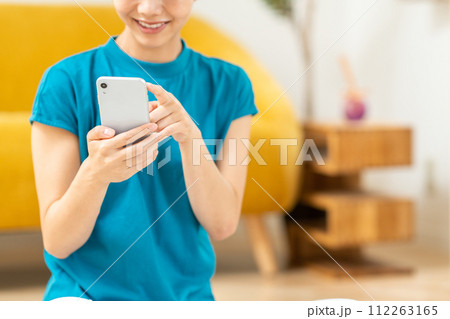 スマホを操作する女性(パーツモデル) スマホを操作する女性(パーツモデル) 112263165