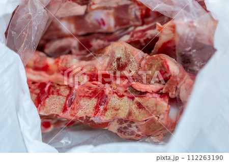 精肉店から出る骨と軟骨の廃棄物　犬の餌 112263190