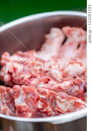 精肉店から出る骨と軟骨の廃棄物　犬の餌 112263193