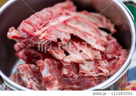 精肉店から出る骨と軟骨の廃棄物　犬の餌 112263201