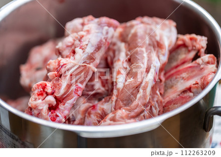 精肉店から出る骨と軟骨の廃棄物　犬の餌 112263209