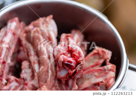 精肉店から出る骨と軟骨の廃棄物　犬の餌 112263213