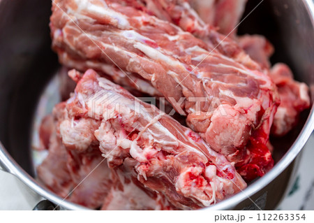 精肉店から出る骨と軟骨の廃棄物 犬の餌 精肉店から出る骨と軟骨の廃棄物 犬の餌 112263354