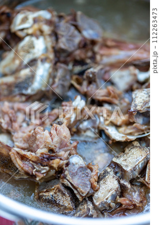 精肉店から出る骨と軟骨の廃棄物 加熱処理した犬の餌 精肉店から出る骨と軟骨の廃棄物 加熱処理した犬の餌 112263473