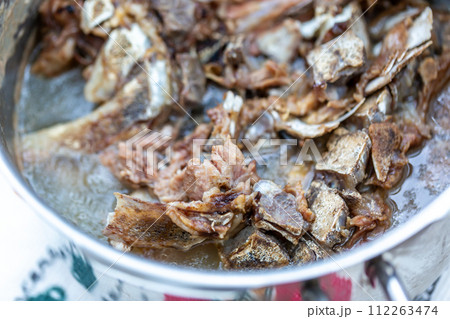 精肉店から出る骨と軟骨の廃棄物　加熱処理した犬の餌 112263474