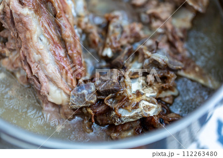 精肉店から出る骨と軟骨の廃棄物 加熱処理した犬の餌 精肉店から出る骨と軟骨の廃棄物 加熱処理した犬の餌 112263480